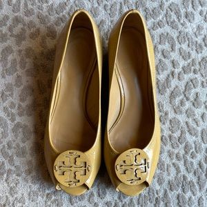 Tory Burch Sally Yellow Gold Peep Toe Patent Leather Logo Wedge Heels, size 7.5